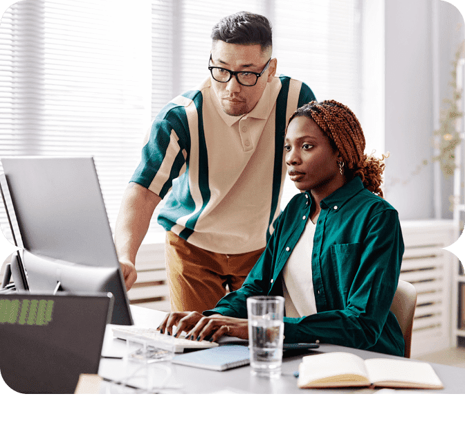 Ein Mann und eine Frau arbeiten gemeinsam an einem Computer.